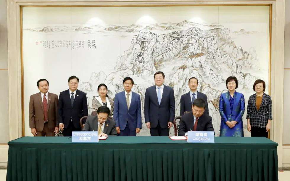 庄闲游戏环境向老挝万象捐赠7台环卫装备，助力“一带一路”建设