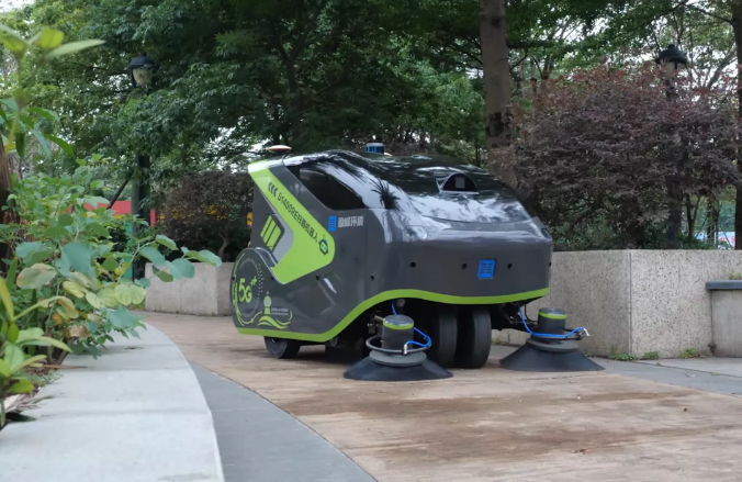 庄闲游戏环境5G环卫机器人亮相2021中国创新创业成果交易会